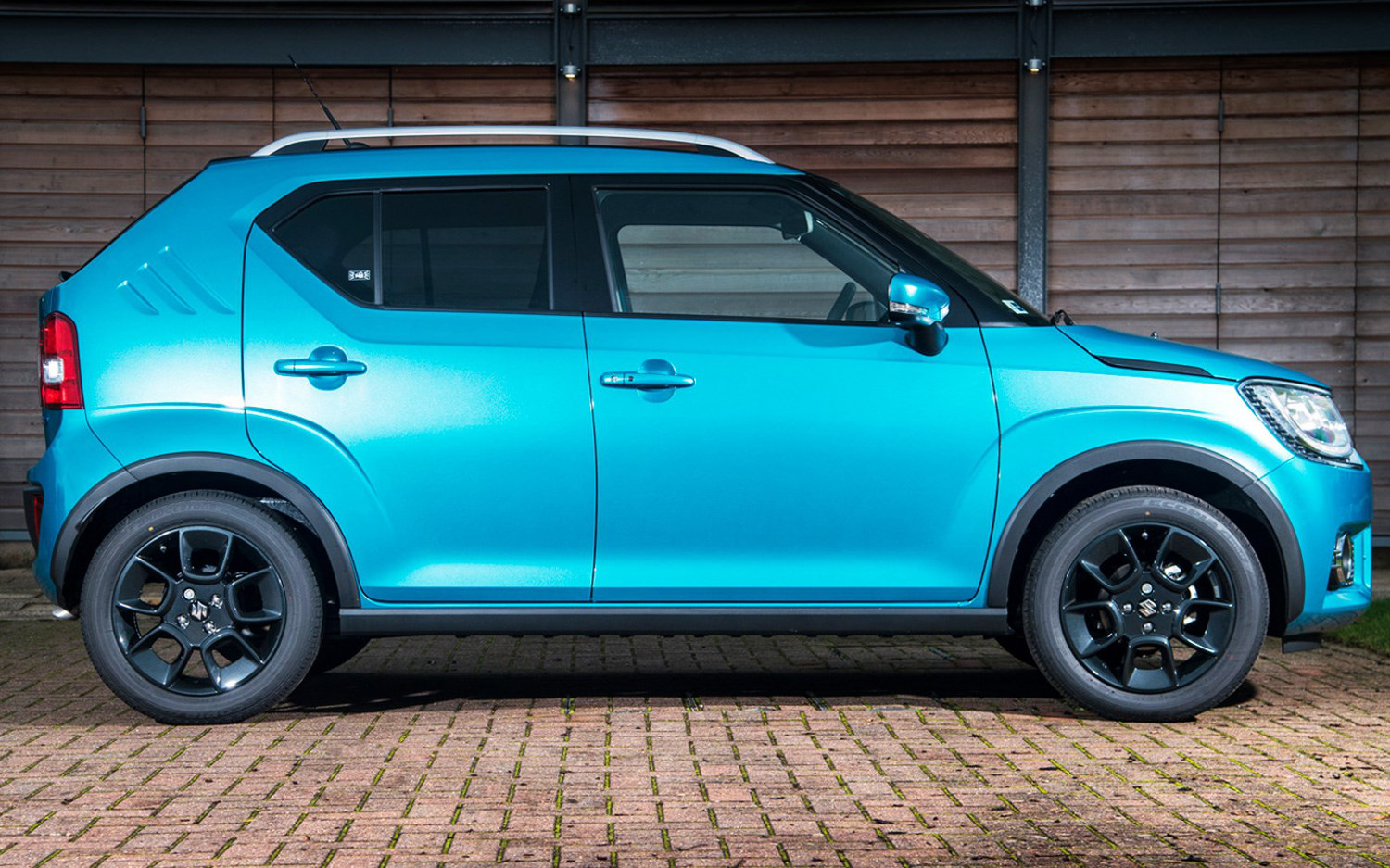 Comparison Suzuki Ignis GLX 2019 vs MG HS Exclusive Plugin